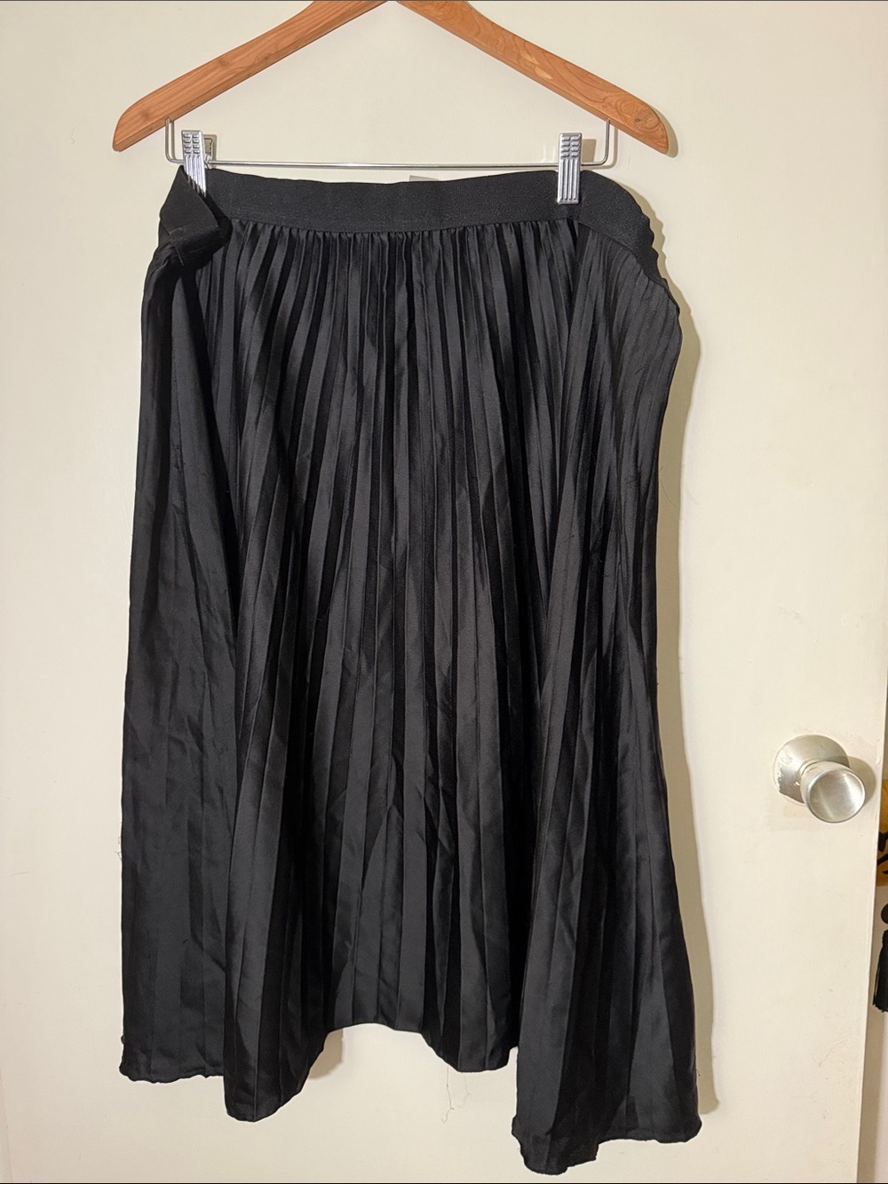 H&M Black Midi Pleated Skirt